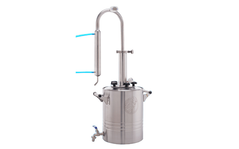 На фото: самогонный аппарат Бахус